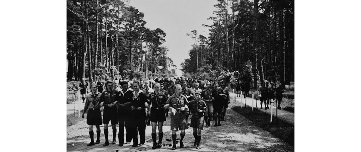 Skautai žygiuoja ką tik atidaryta R. Baden-Povelio gatve. Palanga, 1933 m. rugpjūčio 17 d. Fotografijos aut. nežinomas. Iš Lietuvos centrinio valst...