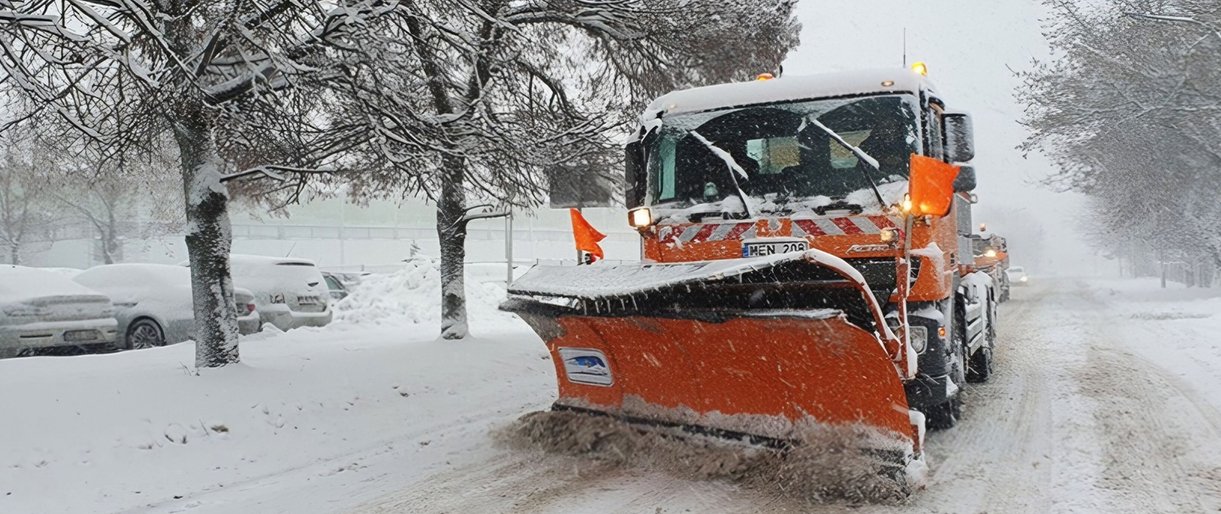Palangoje – storiausia sniego danga per 15 metų: komunalininkai dirba be perstojo, kiemų valymą apsunkina automobiliai