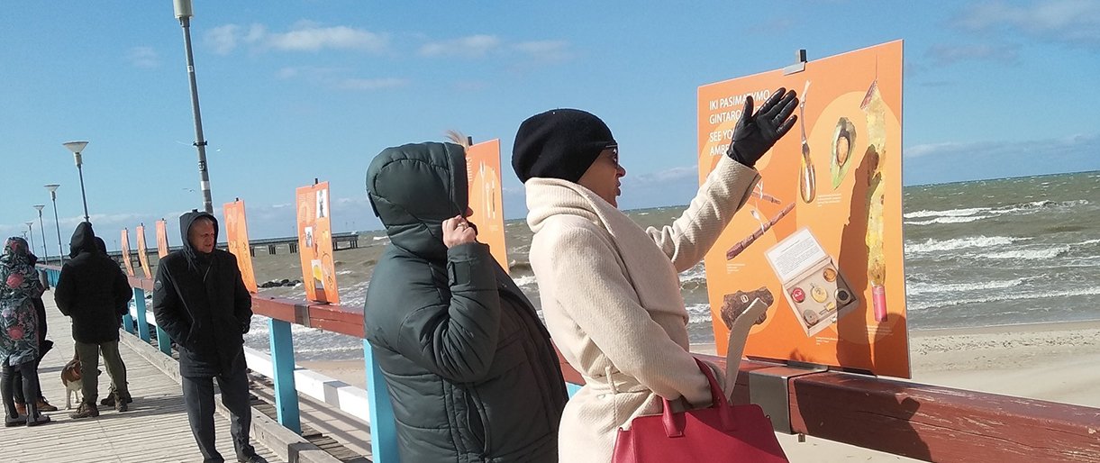 Vakar ant Palangos tilto buvo atidaryta stendinė paroda „Palangos gintaro muziejui – 60“ 