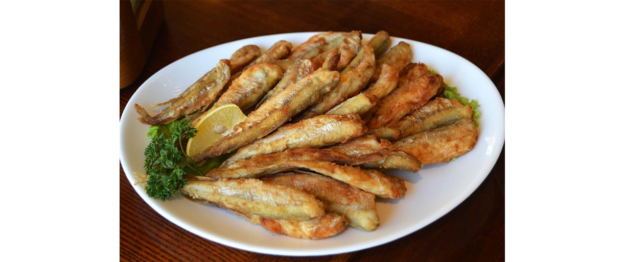 Palanga paskelbė stintų valgymo sezono pradžią – agurkais kvepiančios žuvelės jau čirška keptuvėse