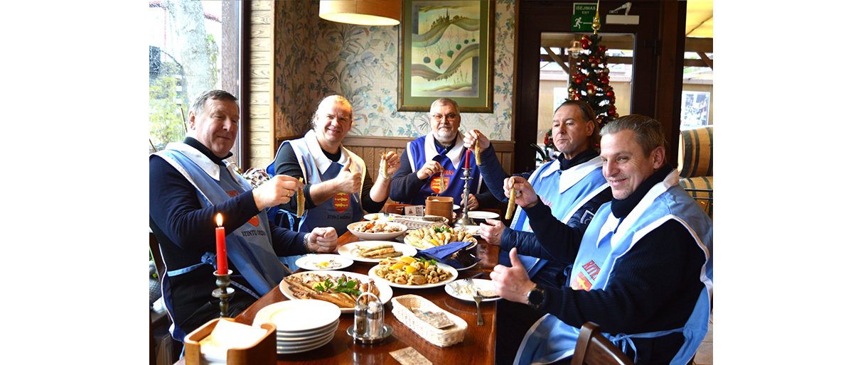 Palangoje pradedamas stintų valgymo sezonas ir rengiamasi artėjanči... Palangoje pradedamas stintų valgymo sezonas ir rengiamasi artėjančiai šventei