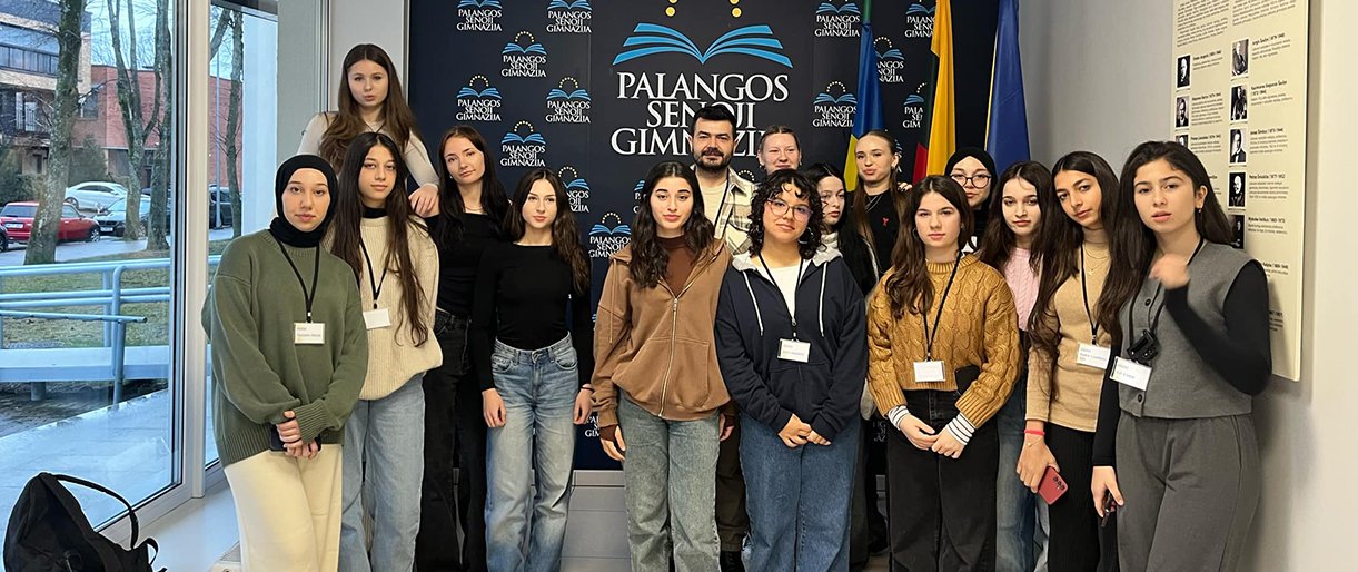 Svečiai iš Turkijos su jaunosiomis žurnalistėmis. IIC kl. mokinės Viktorijos Glazunovaitės nuotr.