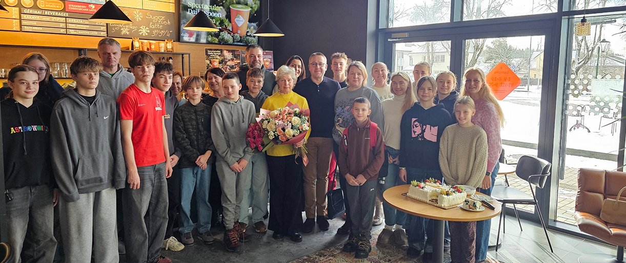 Jubiliejaus proga pasveikinta Palangoje dirbanti buvusi D. Rapšio plaukimo trenerė I. Paipalienė