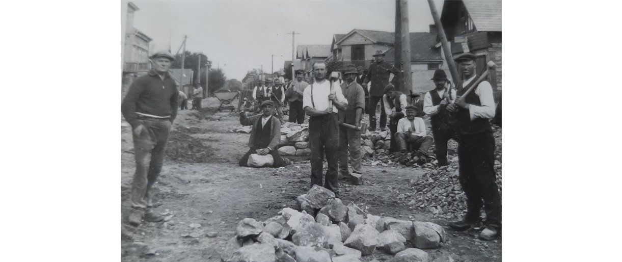 Taip Palangoje buvo grindžiama akmenimis Vytauto g. Motiejus Smetona dešinėje sėdi ant žemės. 1922 m. Sigutės Smetonaitės-Petrauskienės archyvas