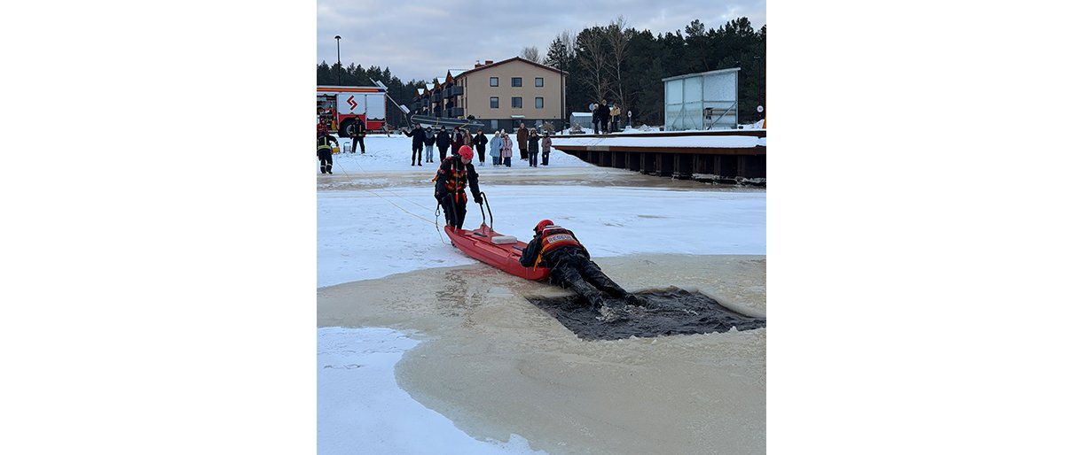 Palangoje moksleiviai mokėsi, kaip elgtis įlūžus ledui: ugniagesiai surengė praktinį užsiėmimą Šventosios uoste