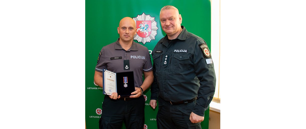 Už keturias per vieną mėnesį išgelbėtas skęstančiųjų gyvybes Skuodo r. PK pareigūnui įteiktas medalis