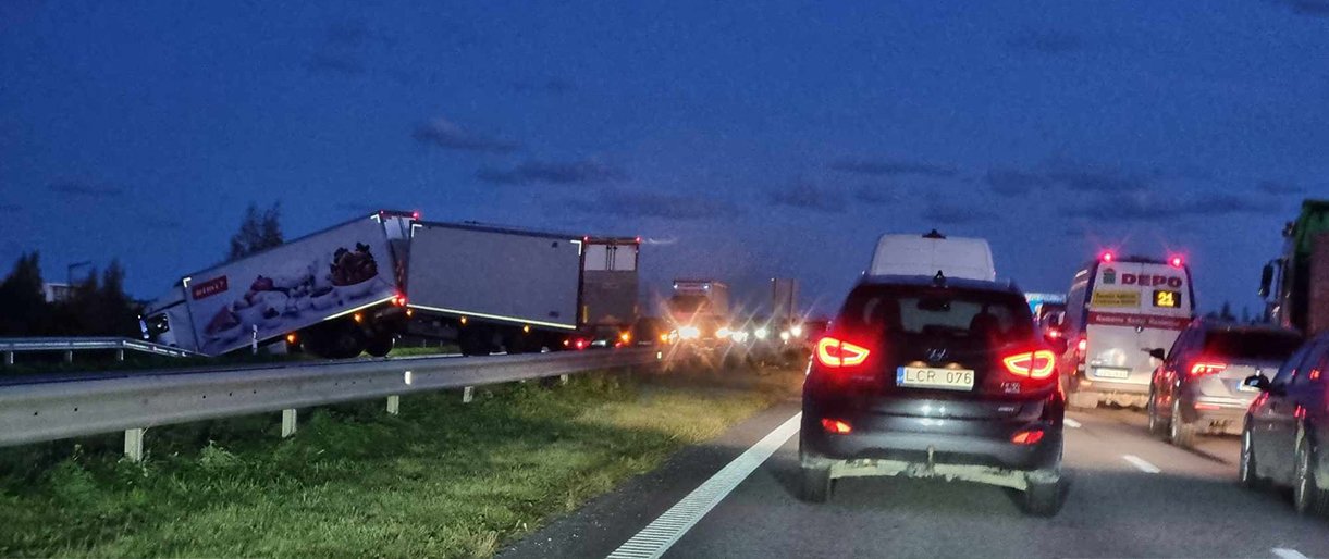 Palangos plente nuo kelio nuvažiavęs vilkikas sukėlė didžiules spūstis. / skaitytojo nuotr.