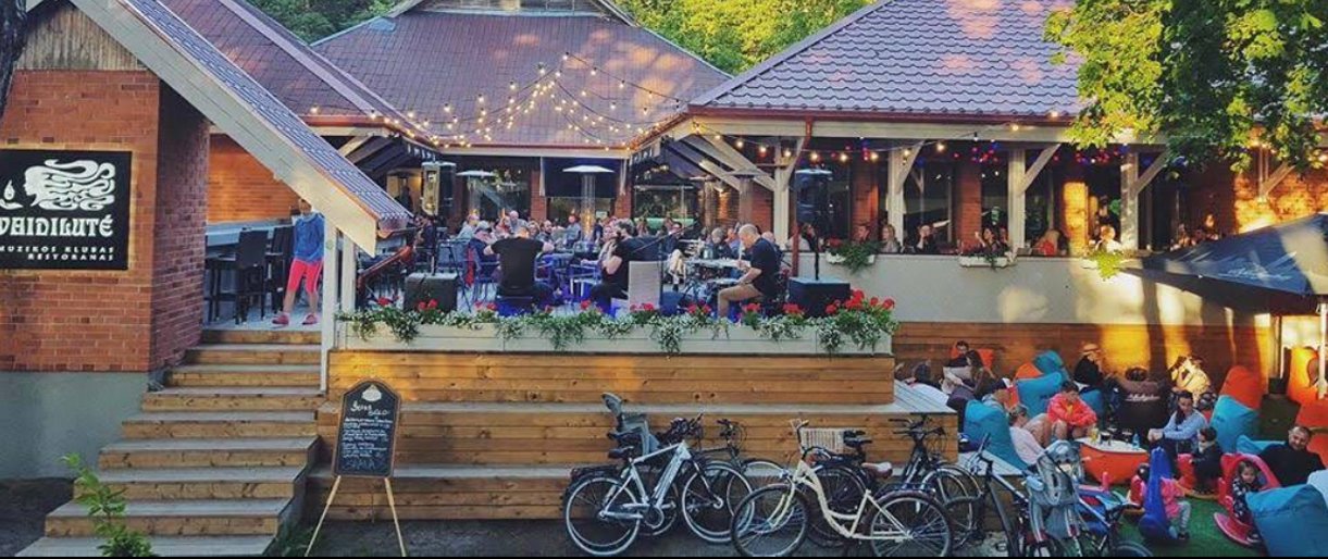 Kai dirbti trukdo neteisėti ženklai: istorija iš Palangos širdies Kai dirbti trukdo neteisėti ženklai: istorija iš Palangos širdies