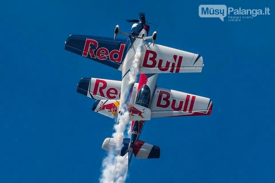 Pamatykite: kvapą atimantis oro akrobatų „The Flying Bulls“ šou vaizdo įrašas, nuotrauka-1