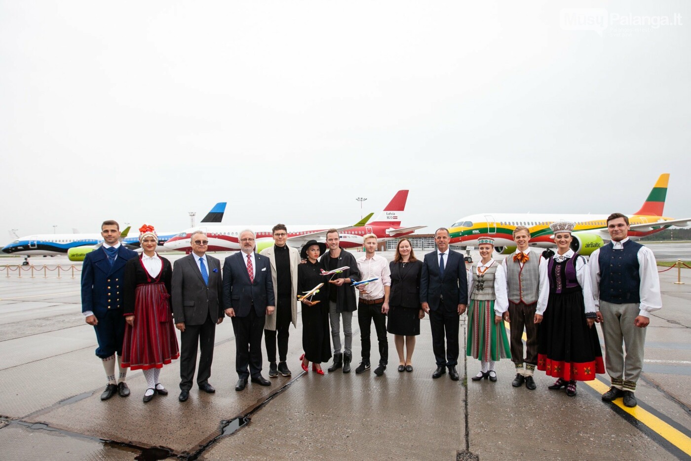 „airBaltic“ specialia dovana pagerbė Baltijos kelio 30-metį, nuotrauka-1