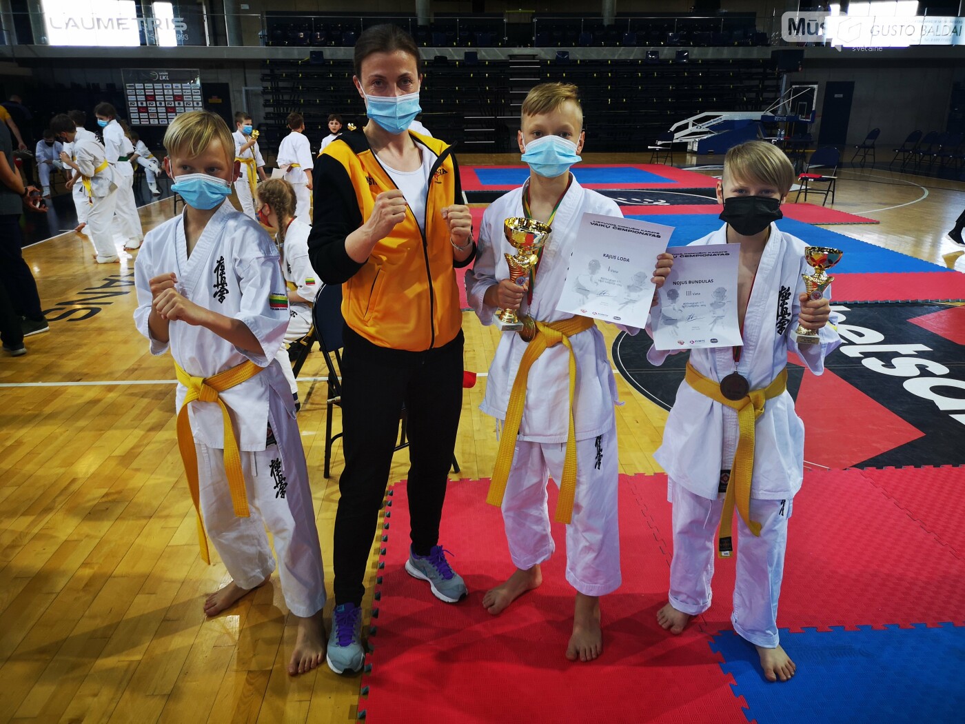 Nuotraukoje (iš kairės i dešinę): Gustui Loda, trenerė Kristina Basova, Kajus Loda 1 vieta ir Nojus Bundulas 2 vieta