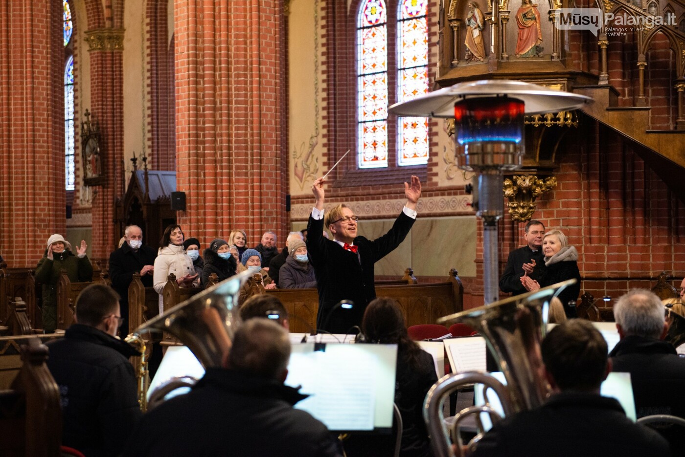 Nuotraukose - akimirkos iš „Kalėdinės muzikos valandos“ koncerto Švėkšnos Šv. Apaštalo Jokūbo bažnyčioje., Autorius - Marius Lukošius.