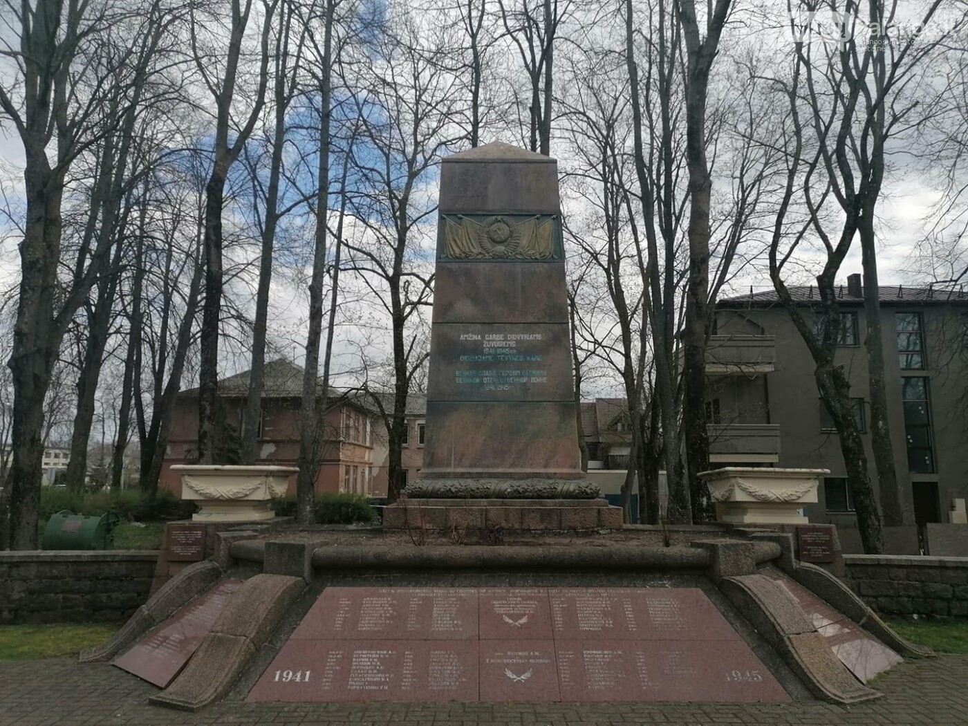 Ant paminklo sovietų kariams – Ukrainos vėliava, nuotrauka-3