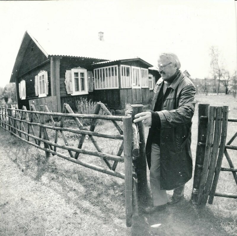 Bronius Kutavičius prie savo sodybos Varėnos r. apie 1996 m. Panevėžio apskrities G. Petkevičaitės–Bitės viešosios bibliotekos fondo nuotr.