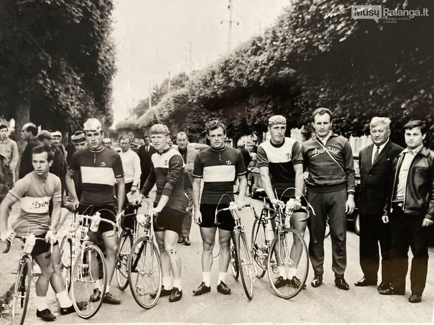 Dviratininkas Pranas Knieža (1-as iš kairės) su komandos draugais Prancūzijoje. P. Kniežos archyvas