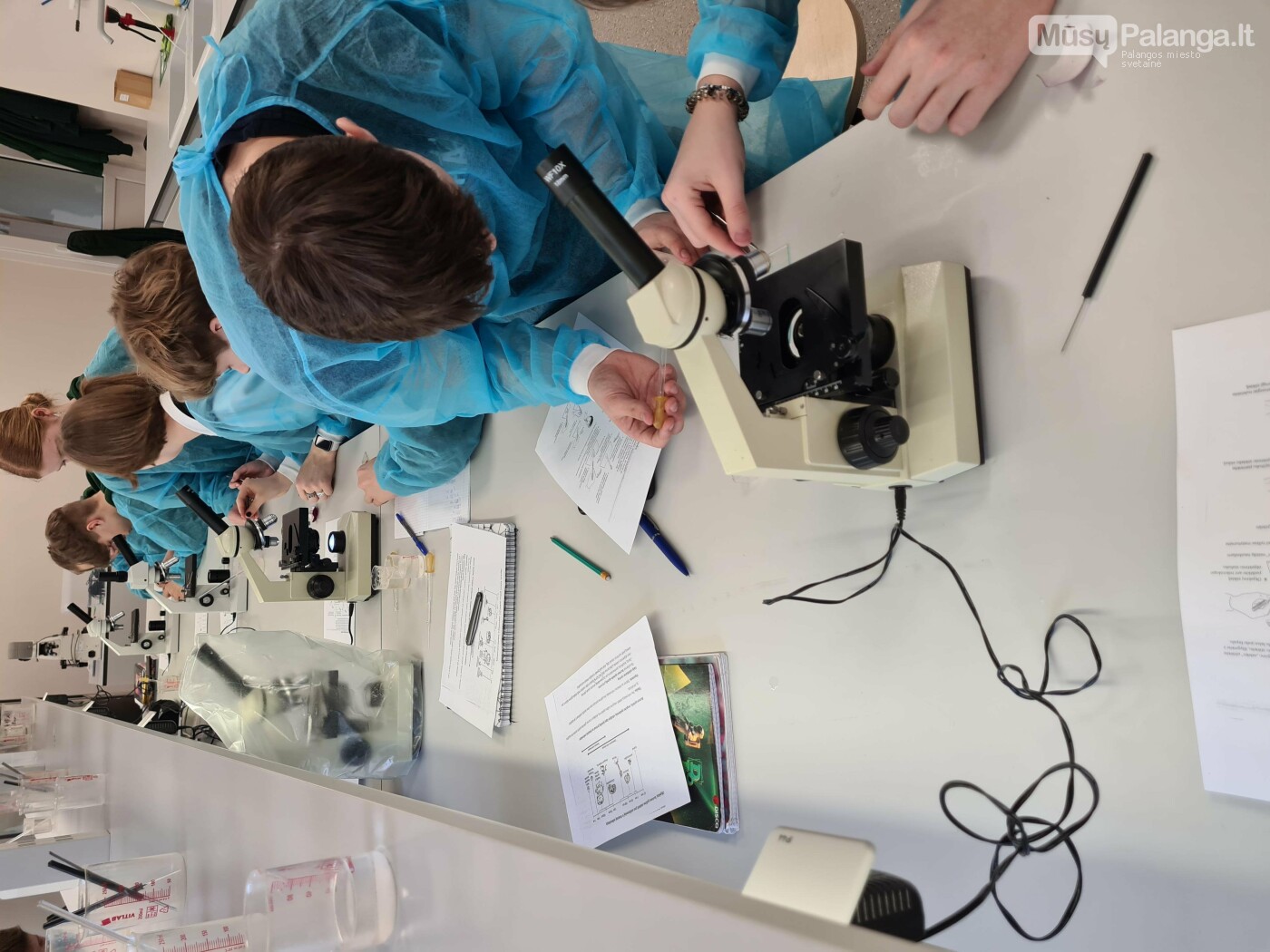 Ąžuolyno gimnazijos auklėtiniai mokosi moderniai įrengtoje biotechnologijų laboratorijoje.