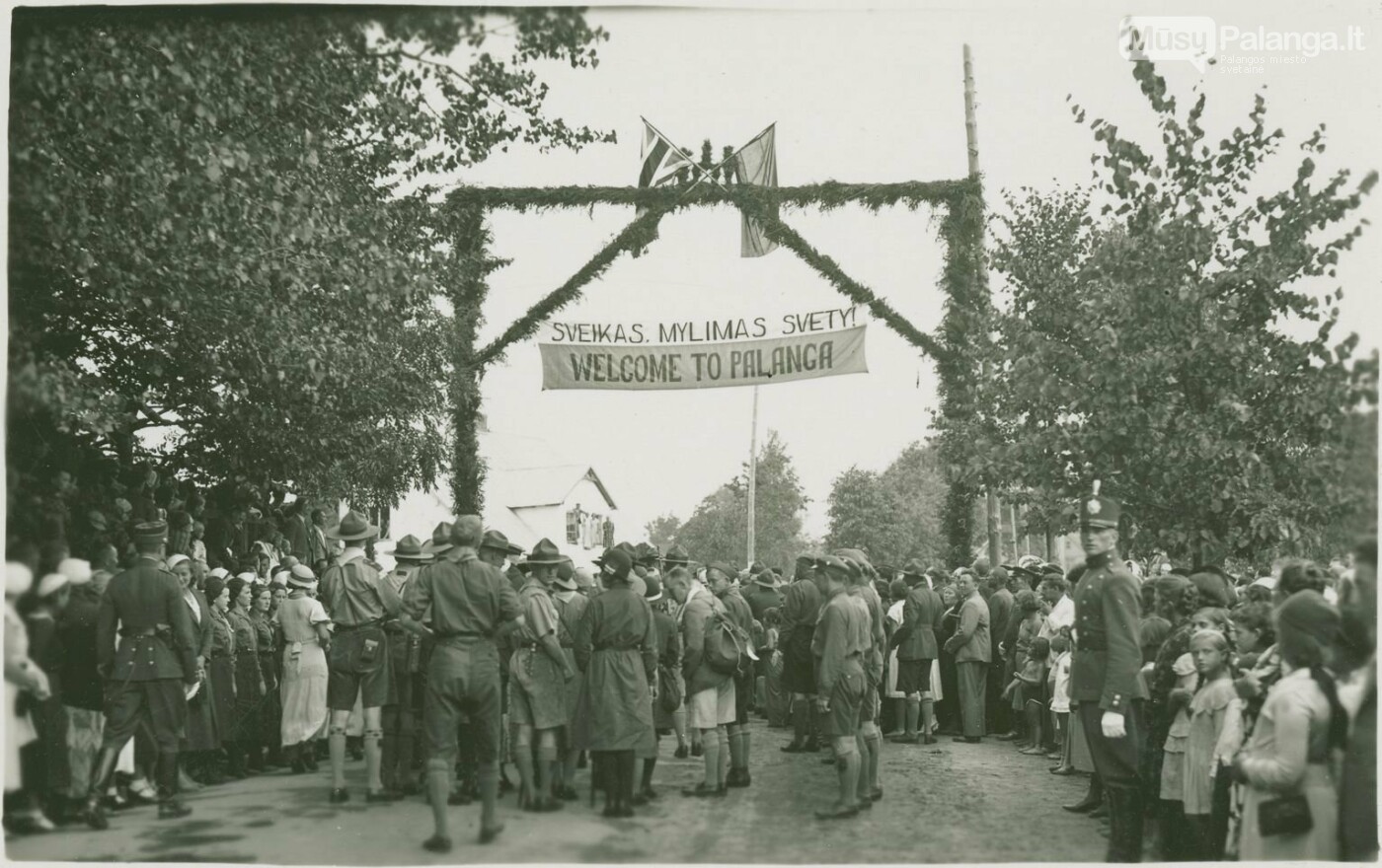 Garbės vartai, pasitinkant R. Baden-Powellį ir jo palydą. 1933 m. rugpjūčio 17 d. Fotografas nežinomas. Iš Nacionalinio M. K. Čiurlionio dailės muz...