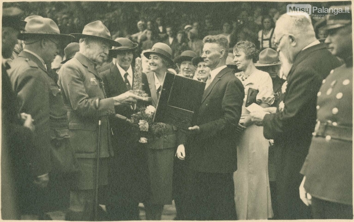 Robertas Baden-Powellis apžiūri įteiktą dovaną – gintarinį suvenyrą. 1933 m. rugpjūčio 17 d. Fotografas nežinomas. Iš Nacionalinio M. K. Čiurlionio...