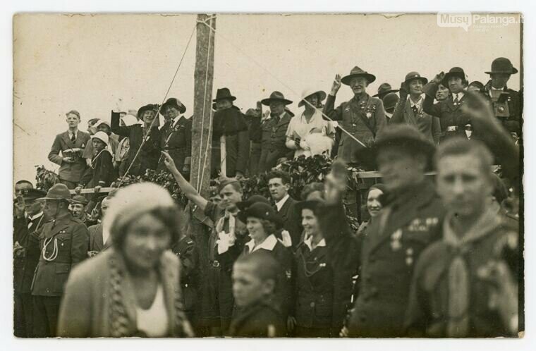 Robertas Baden-Powellis (ketvirtas iš dešinės) su ant kaklo užkabintu Gedimino vilko ordinu ir kairėje švarko pusėje įsegta Gedimino ordino devynių...