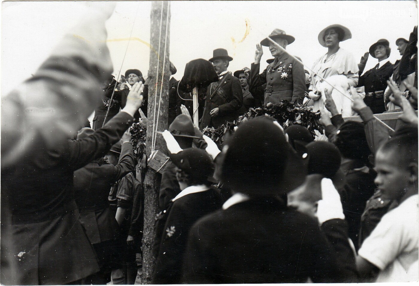 Skautų sąskrydis Palangoje. Generolas lordas Robertas Badenas-Povellis (dešinėje, su skautiška skrybėle) ir Lietuvos Respublikos prezidentas Antana...