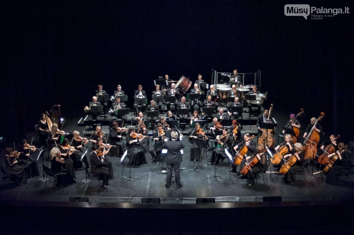 Vyriausiasis dirigentas Ambrozaitis ir Klaipėdos valstybinio muzikinio teatro orkestras. Olesios Kasabovos nuotr.