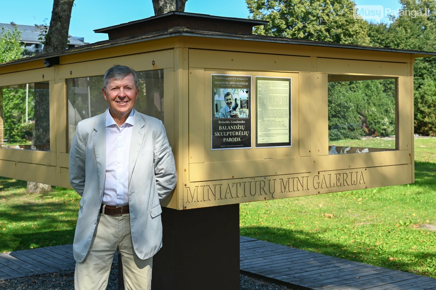 Kolekcininkas Reinoldas Liaudanskas su savo balandžių statulėlėmis prie Miniatiūrų mini galerijos (Vytauto g. 110, Palanga).
