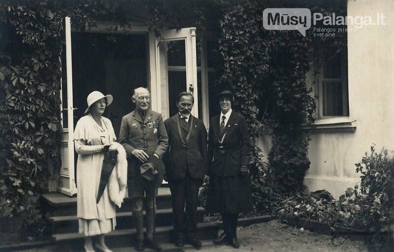 S. Smetonienė, R,Baden Povel, prezidentas A Smetona  ir O. Baden Povel prie Baltosios vilos Palangoje 1933 08 17