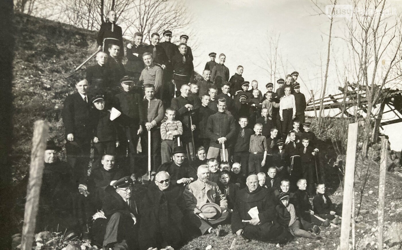 Kretingos pranciškonų gimnazijos mokiniai, pedagogai ir vienuoliai po medelių sodinimo talkos prie gimnazijos tvenkinio 1933 m. Pirmoje eilėje pirm...