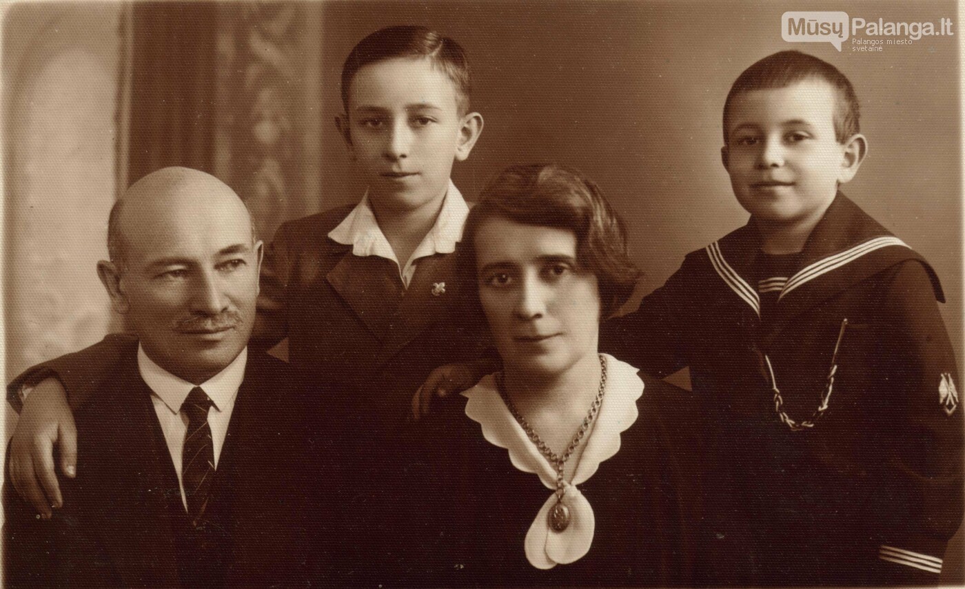 Gutmanų šeima apie 1930-1931 m. Iš kairės sėdi Lazaris Gutmanas, žmona Vera Gutmanienė (1884-1970). Iš kairės stovi sūnūs Georgas Gutmanas (1917-19...