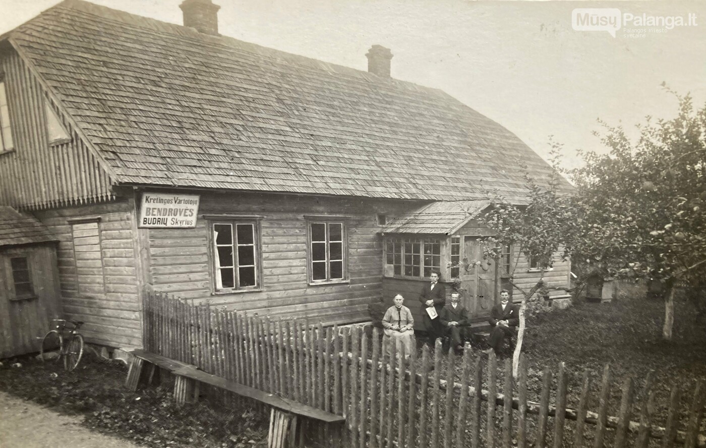 Kretingos vartotojų bendrovės Budrių skyriaus darbuotojai prie parduotuvės. Stepo Jonučio 1927 m. nuotrauka. Autoriaus archyvas