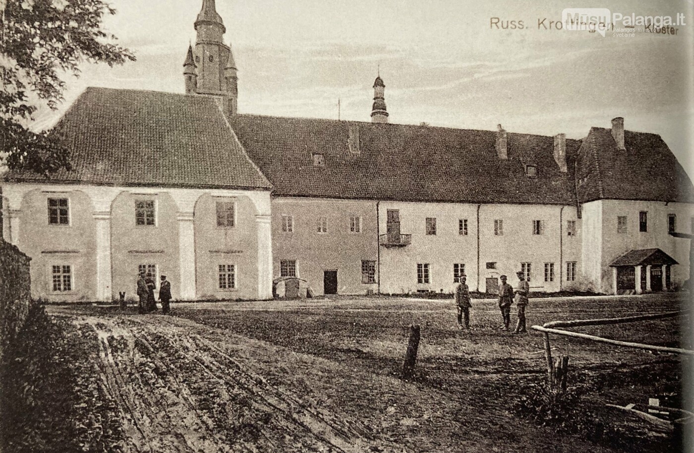 Kretingos bernardinų vienuolynas iš ūkinio kiemo pusės. 1915 m. Vokietijoje išleistas atvirukas. Dainiaus Raupelio archyvas