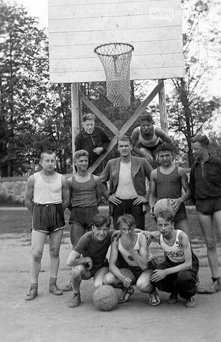 Po krepšinio treniruotės su treneriu (viduryje), XX a. 4-as deš.  Autoriaus archyvas