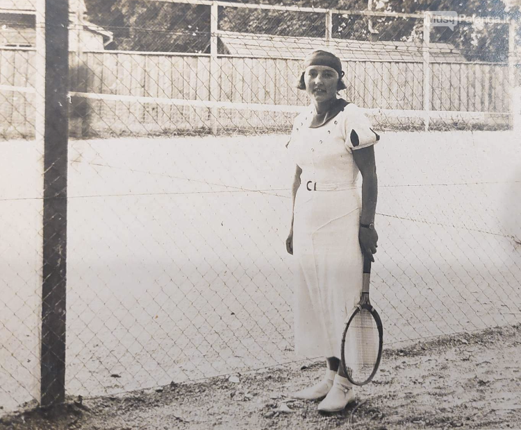 Kretingiškės lauko teniso mėgėjos žiūrovus žavėjo ne tik žaidimu, bet ir stilinga apranga, elegancija. XX a. 4-as deš.  Stasio Vaitkevičiaus nuotr....