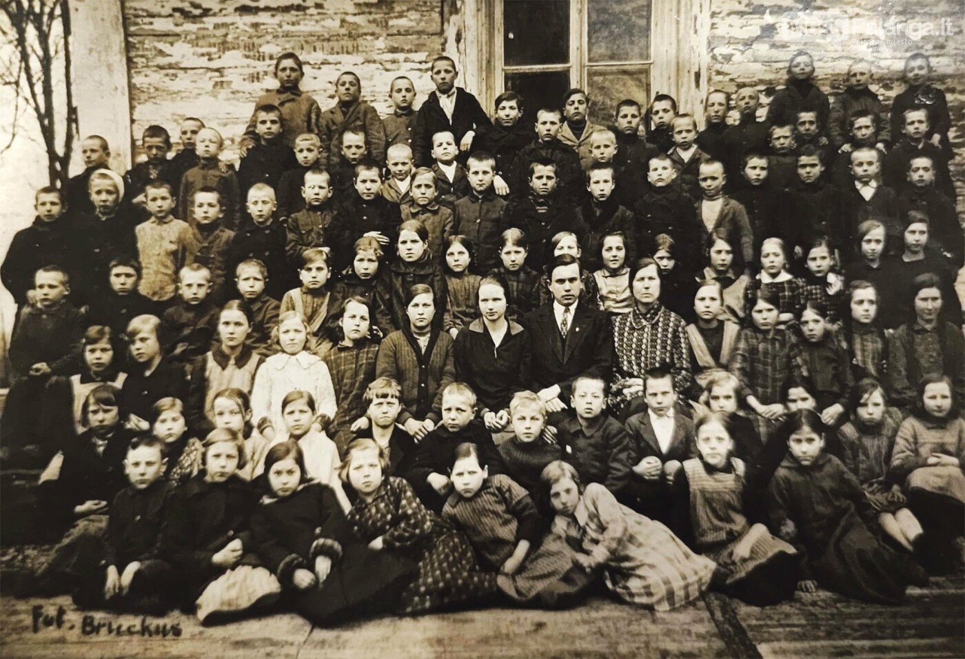 Darbėnų pradinės mokyklos mokytojai ir mokiniai prie savo mokyklos pastato. Centre – mokyklos vedėjas Mykolas Rauchas, 1927 m. Elijahu Bruckaus nuo...
