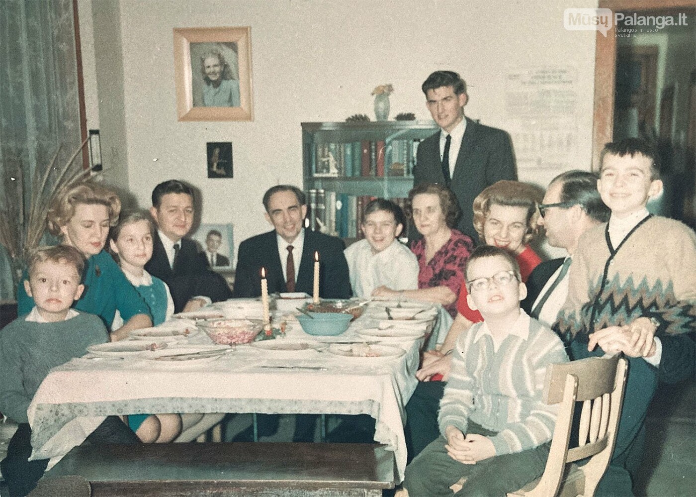 Mykolo Raucho šeima su vaikais, žentais ir anūkais savo namuose Čikagoje švenčia Kūčias. Centre prie stalo sėdi Mykolas Rauchas, 3-ia iš kairės žmo...