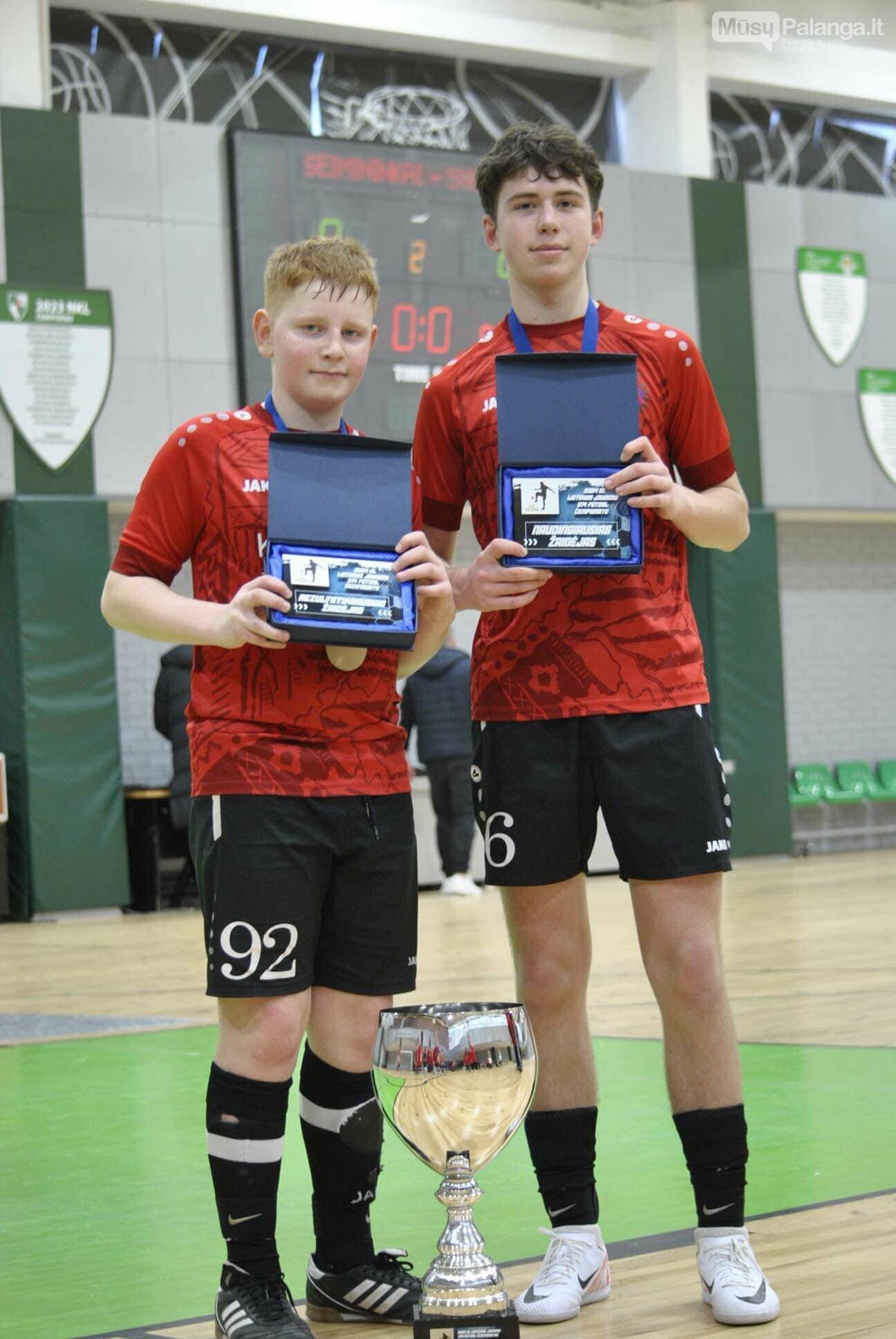 Naudingiausias U-14 Lietuvos Futsal čempionato žaidėjas Arėjas Milkintis ir geriausias finalo žaidėjas Arnas Šeškus