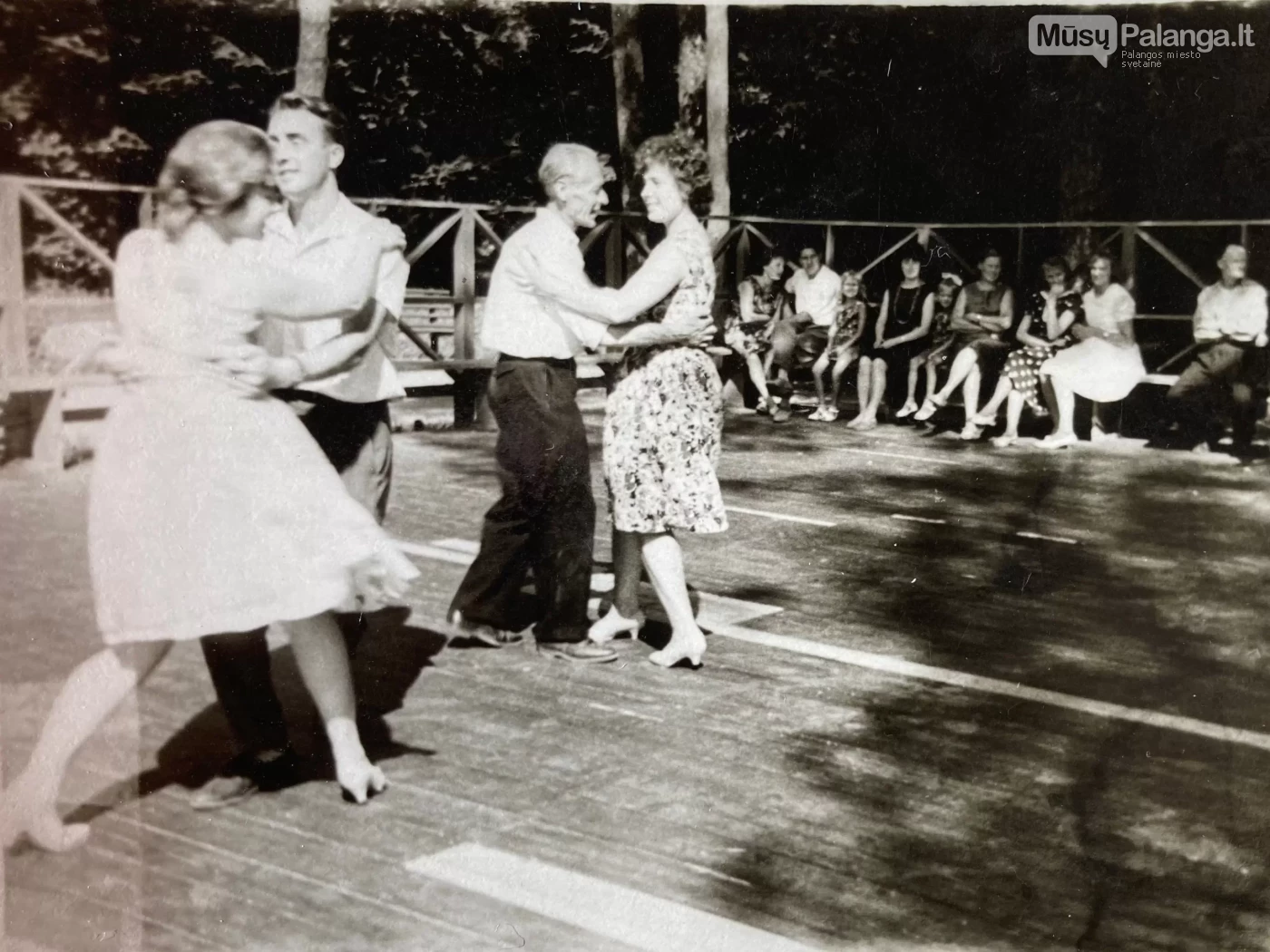 Šokiai parko vasaros estradoje antrąją Marytės ir Antano Tamašauskų vestuvių dieną 1964 m. liepos 19 d. M. Tamašauskienės archyvas