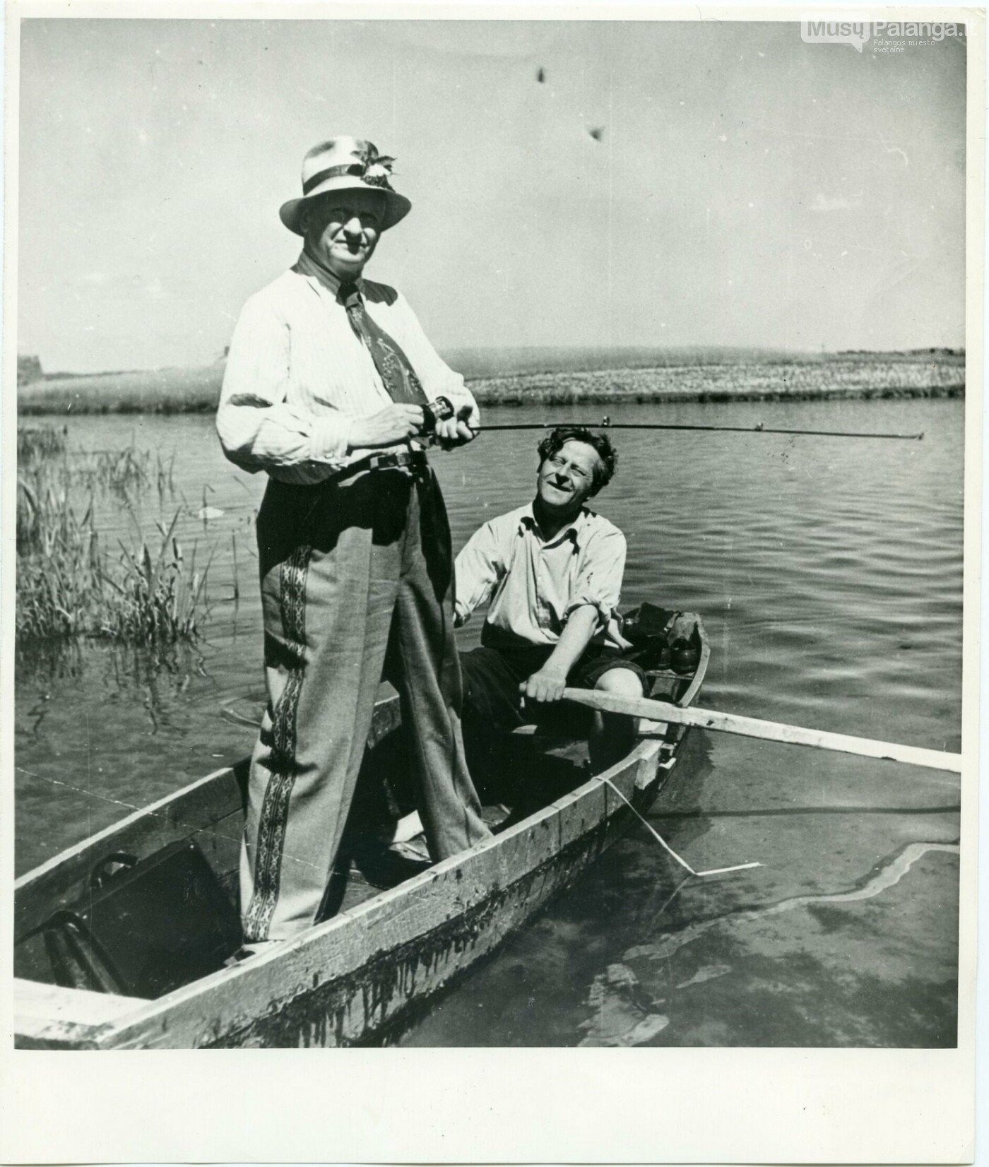 Kipras Petrauskas ir Juozas Mažeika žvejoja. Apie 1938 m. LTMKM archyvo nuotr.
