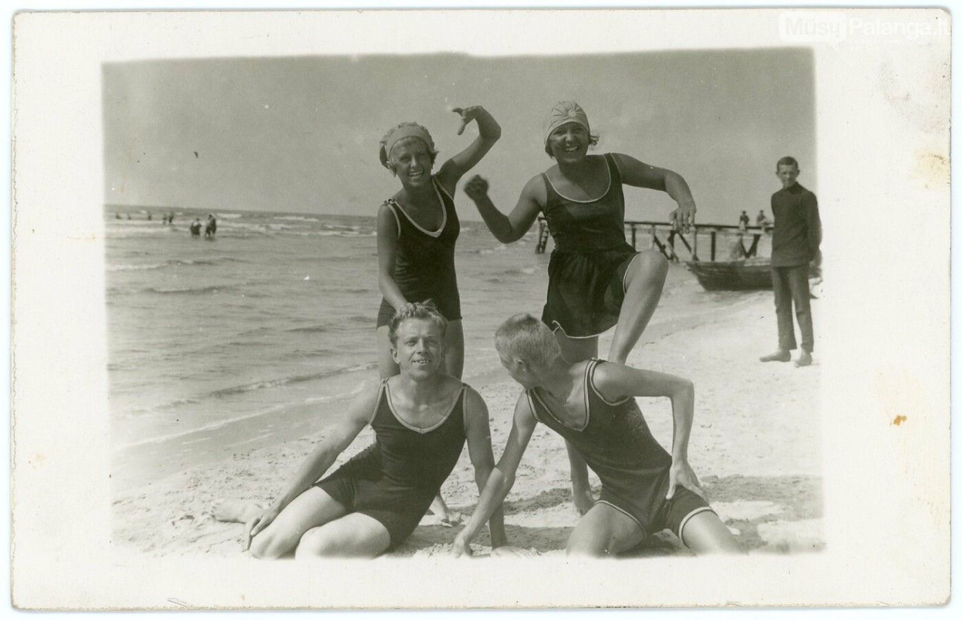 Romualdas Juknevičius (pirmas iš kairė) su draugais Palangos paplūdimyje. 1926. LTMKM archyvo nuotr.