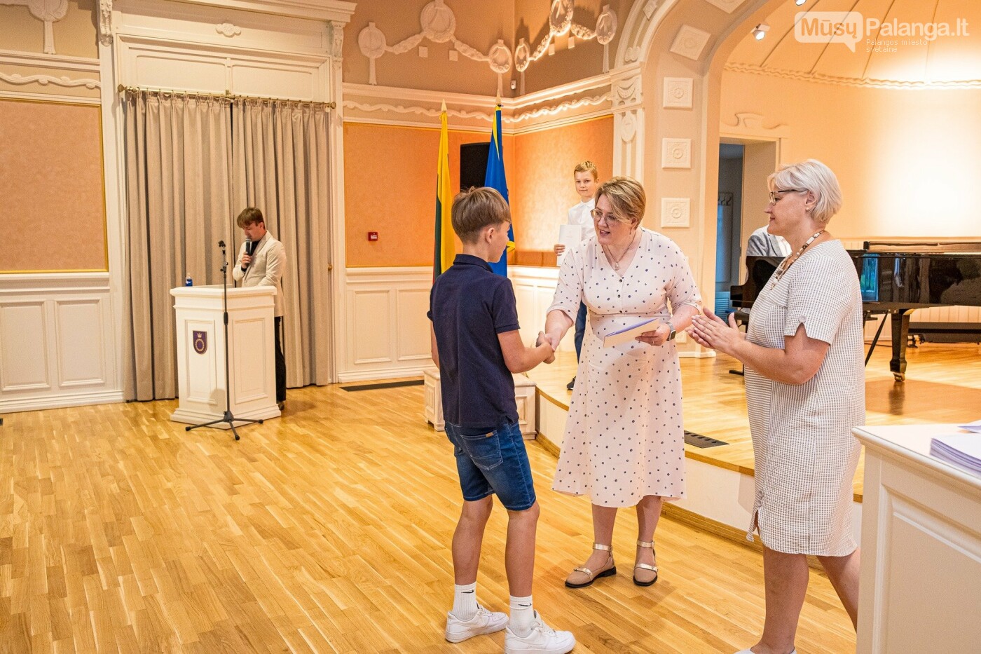 Geriausiai besimokantiems bei aukščiausių pasiekimų užklasinėje veikloje turintiems Palangos moksleiviams įteiktos piniginės premijos, nuotrauka-50