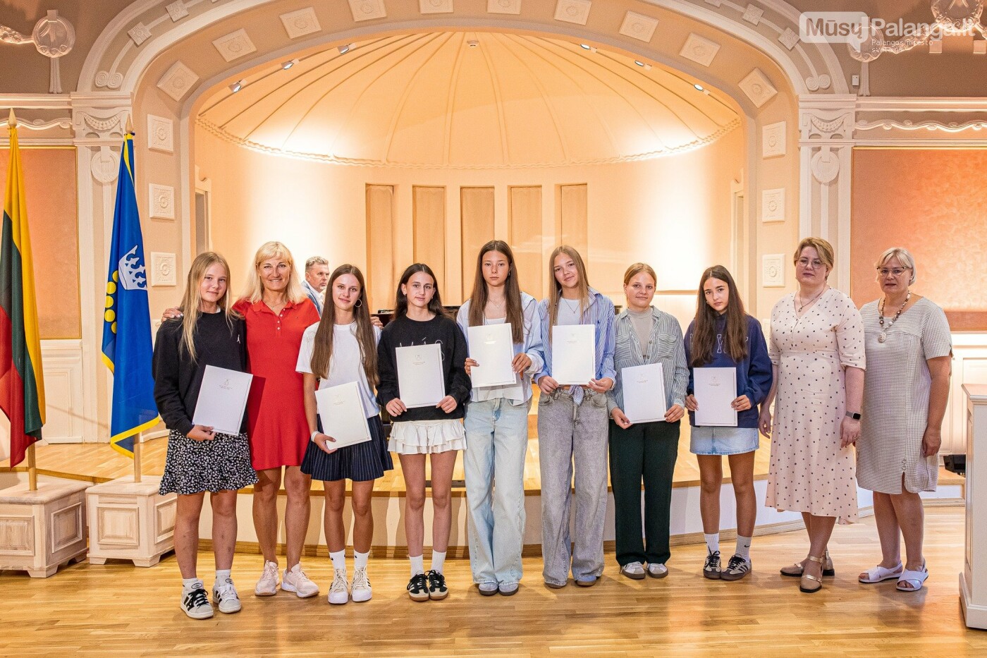 Geriausiai besimokantiems bei aukščiausių pasiekimų užklasinėje veikloje turintiems Palangos moksleiviams įteiktos piniginės premijos, nuotrauka-48