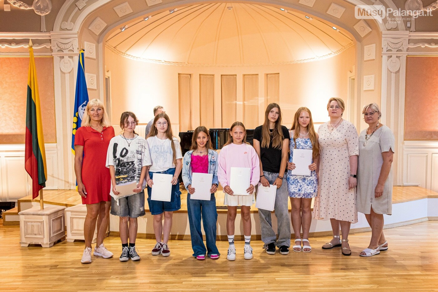 Geriausiai besimokantiems bei aukščiausių pasiekimų užklasinėje veikloje turintiems Palangos moksleiviams įteiktos piniginės premijos, nuotrauka-33