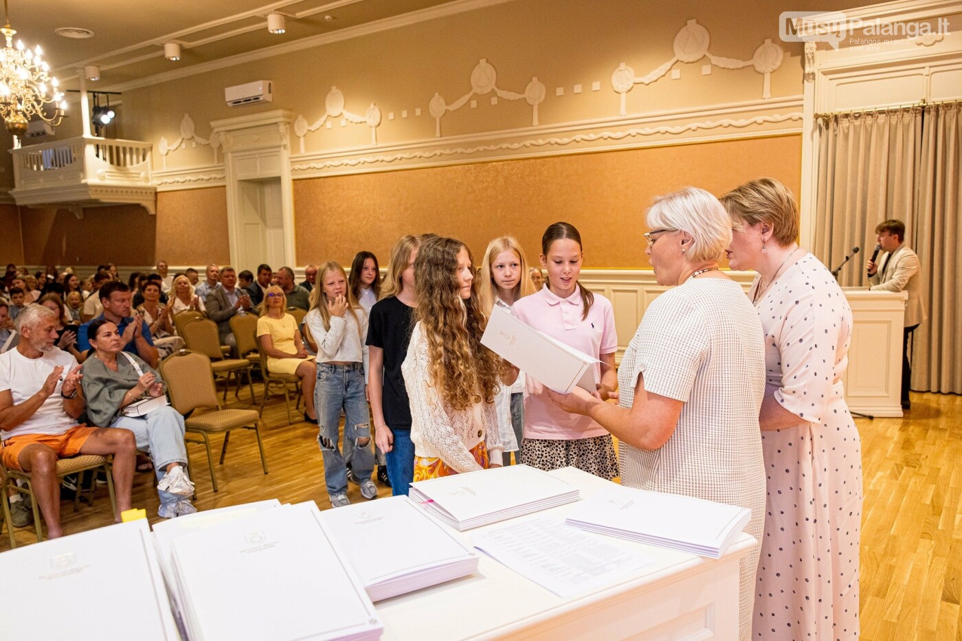 Geriausiai besimokantiems bei aukščiausių pasiekimų užklasinėje veikloje turintiems Palangos moksleiviams įteiktos piniginės premijos, nuotrauka-17