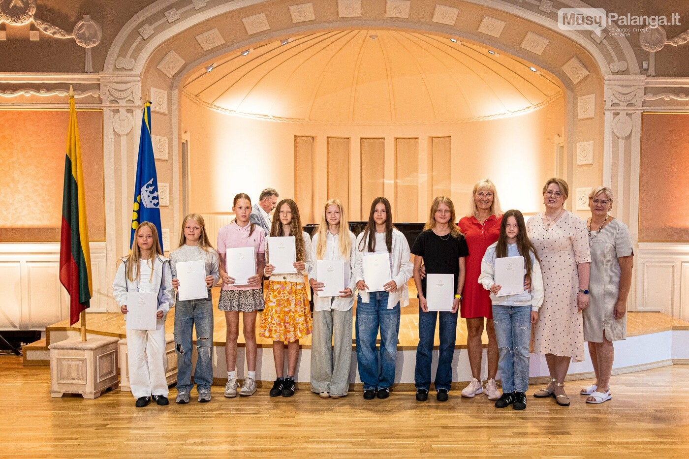 Geriausiai besimokantiems bei aukščiausių pasiekimų užklasinėje veikloje turintiems Palangos moksleiviams įteiktos piniginės premijos, nuotrauka-1