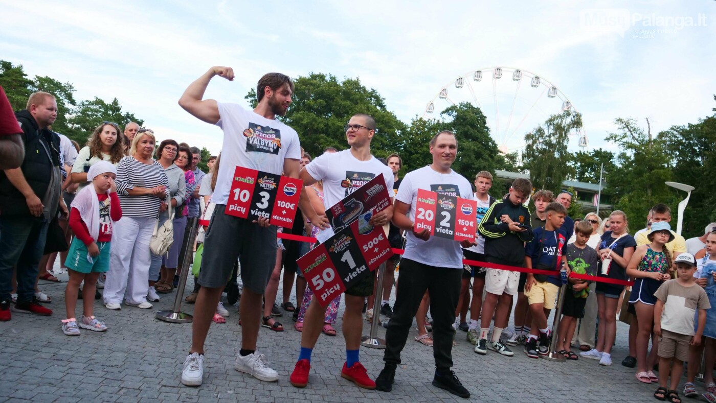 Palangoje kovėsi picų ir traškios vištienos valgymo čempionai, nuotrauka-46