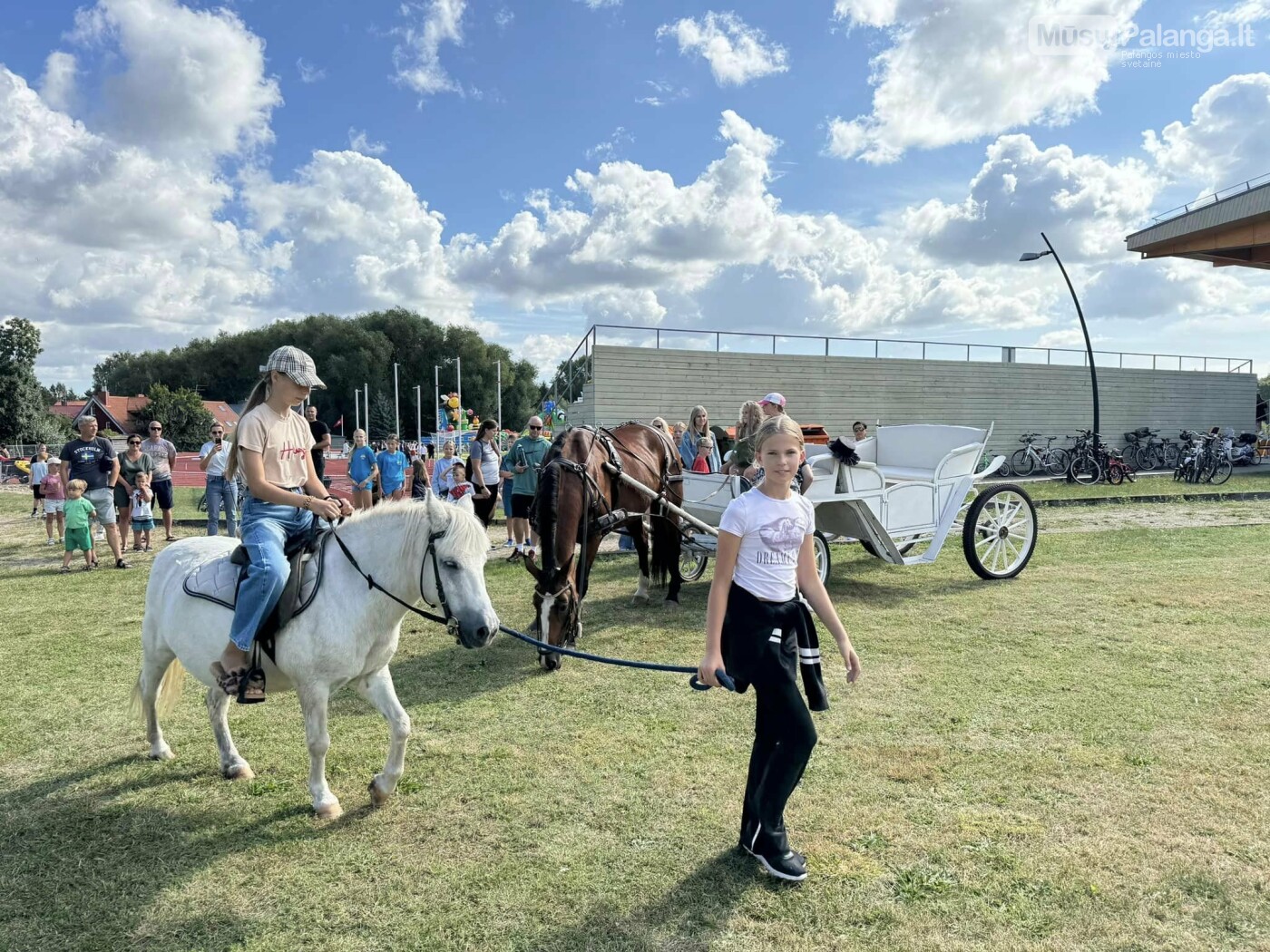 Rugsėjo 1-oji Palangoje: Sporto Centro stadionas tapo vaikų ir tėvų šventės epicentru, susirinko apie 1500 žmonių, nuotrauka-3