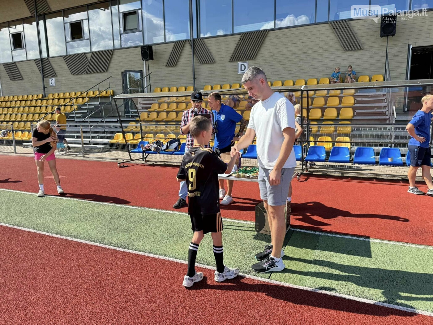 Rugsėjo 1-oji Palangoje: Sporto Centro stadionas tapo vaikų ir tėvų šventės epicentru, susirinko apie 1500 žmonių, nuotrauka-17