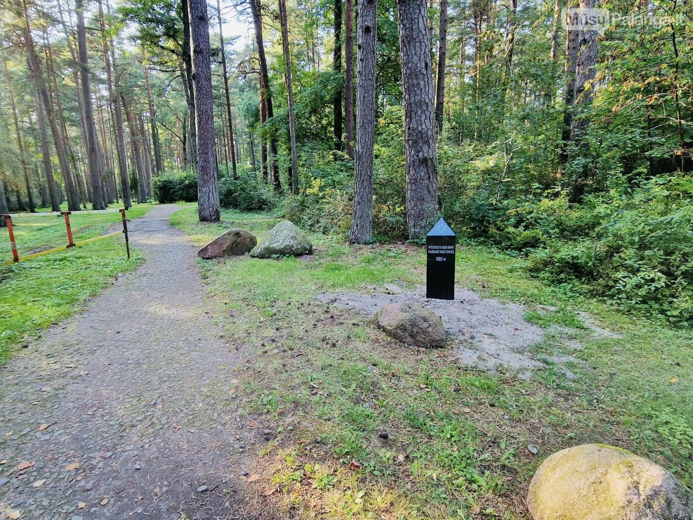 Lordo G. Džanerio marmurinis stulpas (stela), nurodantis simbolinę žudynių vietos kryptį ir atstumą Birutės parko teritorijoje