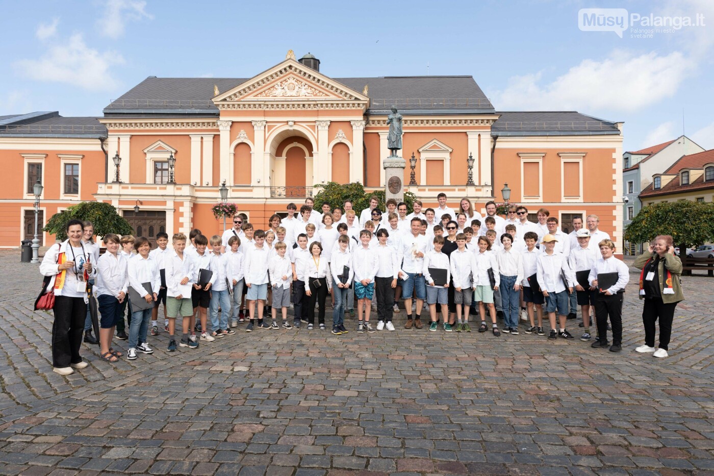 Gera nuotaika jaunuosius choristus ir kitus svečius lydėjo visą viešnagę. Po koncerto Klaipėdos Teatro aikštėje prie Taravos Anikės paminklo.