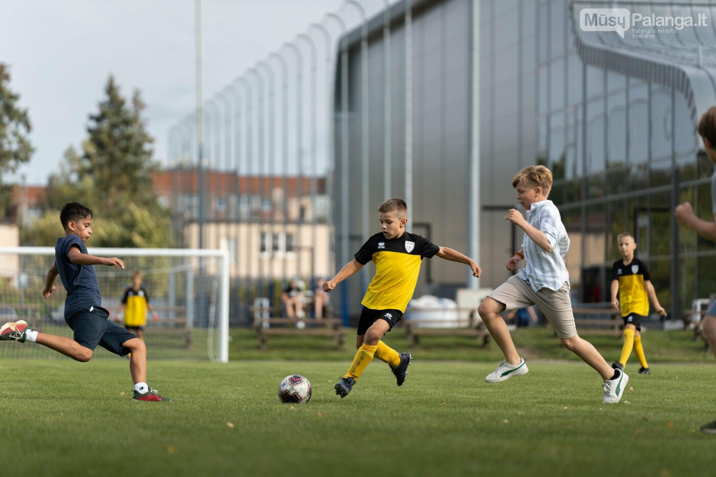 Jaunieji choristai ir jų bendraamžiai kretingiškiai išbandė jėgas futbolo aikštėje.